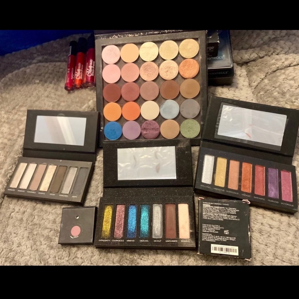 Younique Eyeshadow Palette Bundle